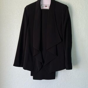 Kasper size 4 pants and jacket.  Tres chic. 💄🕶️🖤🌹